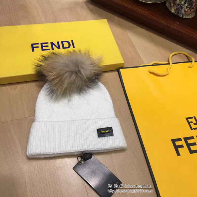 FENDI芬迪 新款羊絨配狐狸毛球 原單帽子圍巾套裝 時尚又保暖 LLWJ7908